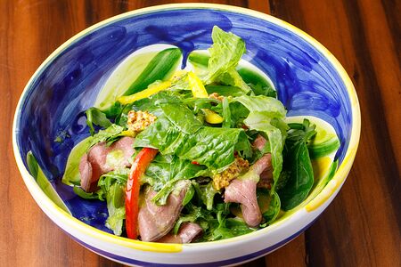 Салат с ростбифом и пряным соусом