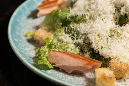 Салат Цезарь с форелью