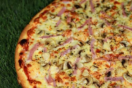 Пицца с ветчиной и грибами