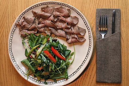 Салат с ростбифом