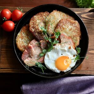 Драники с грудинкой и яйцом