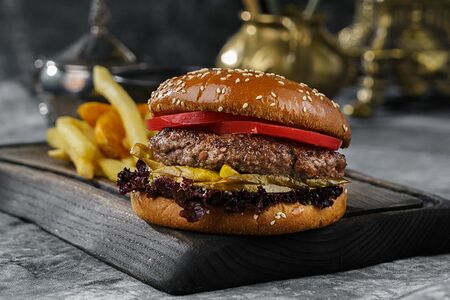 Бургер с мраморной котлетой