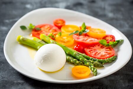 Моцарелла с томатами и спаржей