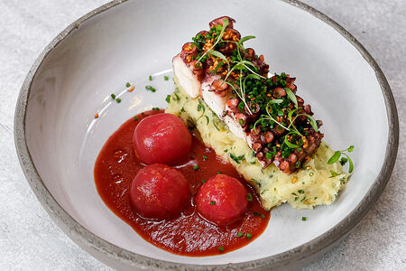 Осьминог с томатами и толченым картофелем