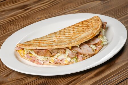 Закрытая пицца Цезарь со свининой