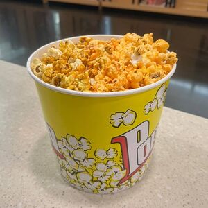 Микс сладкого и сырного попкорна средний