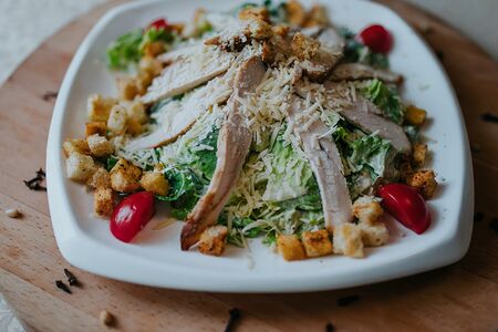 Салат Цезарь с курицей