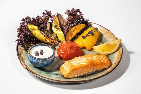 Стейк из лосося с овощами гриль