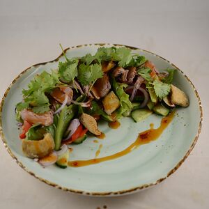 С говядиной, свежими овощами и хрустящими баклажанами