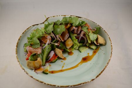 С говядиной, свежими овощами и хрустящими баклажанами