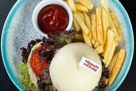 БаоБургер с куриной котлеткой, картофелем фри и кетчупом