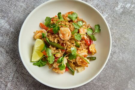 Паназиатский вок с рисом и дымными креветками