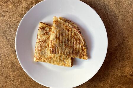 Блинчики с творожным сыром и джемом