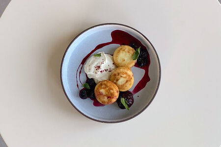 Сырники со сметаной и ягодным соусом