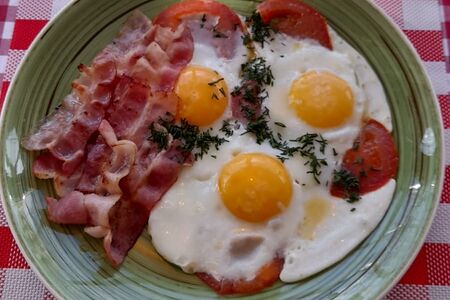 Глазунья из трех яиц