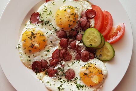 Глазунья с охотничьими колбасками