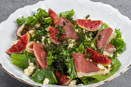 Салат с печеной рикоттой, уткой и инжиром