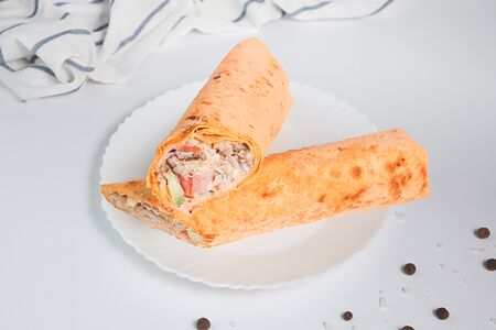 Шаверма в сыром лаваше двойная