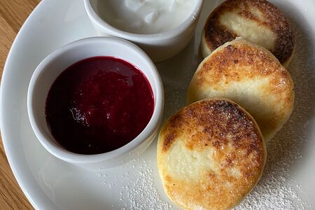 Сырники со сметаной и вишневым джемом