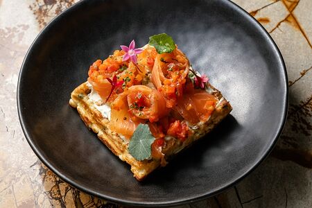 Вафля из цукини с лососем гравлакс и сметанным кремом