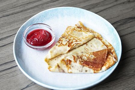 Блин с клубничным соусом