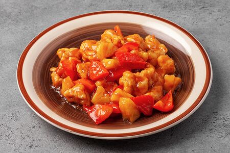 Курица в кисло-сладком соусе, жаренная с ананасом