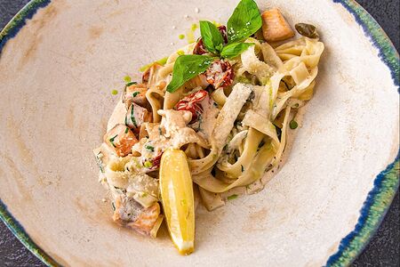 Феттуччине с лососем и черри конфи