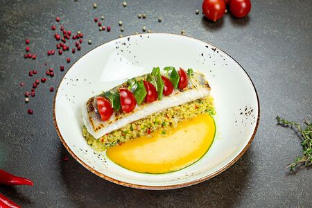 Филе судака с булгуром под голландским соусом