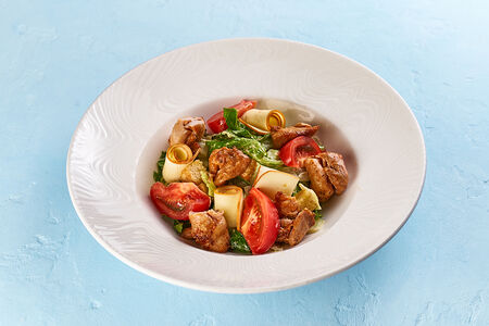 Теплый салат с курицей и копченым сыром сулугуни