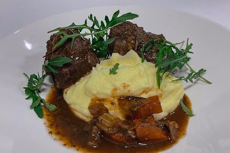 Телячьи щечки с печеным картофелем