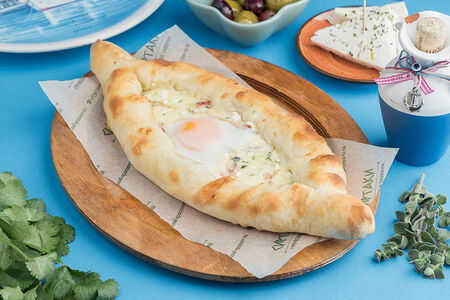 Пенерли с сыром фета, беконом и яйцом