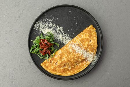 Омлет с кольцами кальмаров и креветками томлеными на сливках