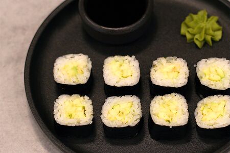 Маки-ролл с авокадо