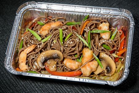 Соба с креветками под устричным соусом