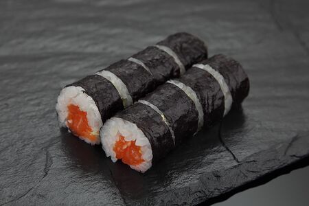 Ролл с лососем