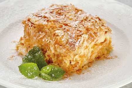 Наполеон с карамелизированной грушей