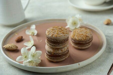 Макарон соленая карамель