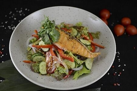 Салат с жареным лососем и овощами