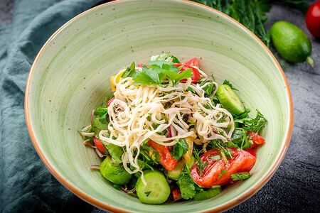 Салат овощной с сыром сулугуни