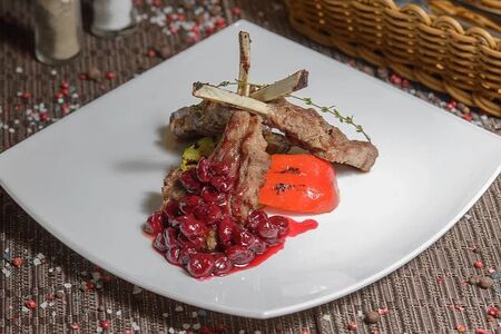 Каре ягненка с вишневым соусом