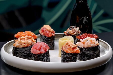 Гункан с лососем