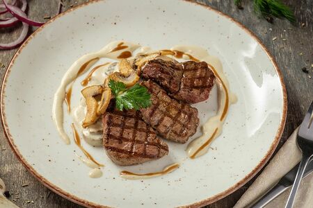 Медальоны из говядины