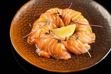 Татаки из лосося на подушке из авокадо и вяленых томатов