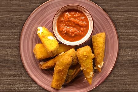 Жареный сулугуни с соусом сальса