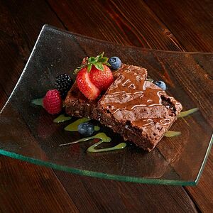 Брауни с карамельным соусом