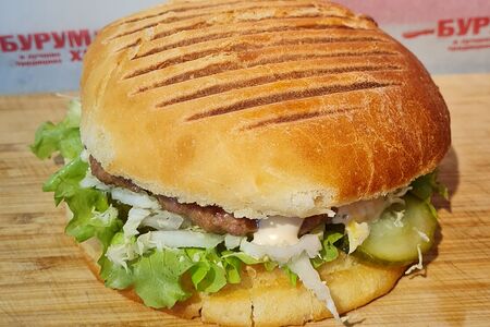 Бургер с говяжьей котлетой и перцем халапеньо