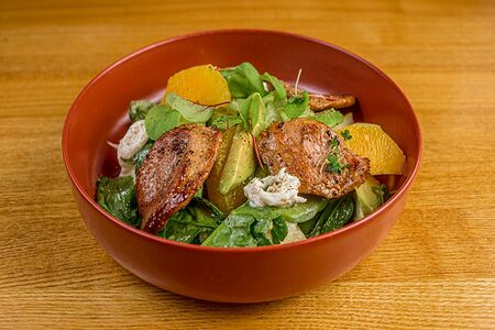 Салат с утиной грудкой сыром страчателла и авокадо