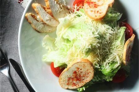 Салат Цезарь с курицей
