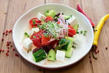 Салат со свежими овощами и домашним сыром
