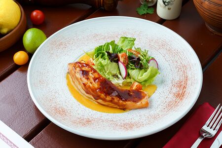 Запечённое филе лосося со сливочным соусом и эстрагоном